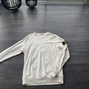 Stone Island Crewneck - Är du fotbollshuligan? Laid back grisch? Då är det bara att smälla av och på patchen på denna godingen och du har sommarens fetaste multiuse tröja! Storlek M, tvättad ett par gånger utan defekter💪🏽💪🏽🔥🔥🔥