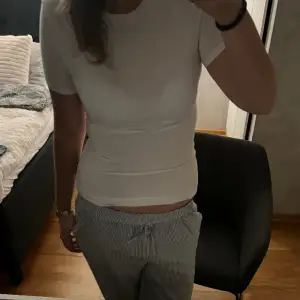 Vit tight tshirt från intimissimi. Använd fåtal gånger.