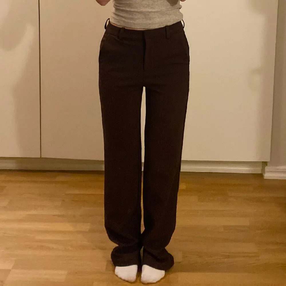 Bruna kostymbyxor i midrise, storlek XS från Vero Moda. Säljer pga att de är för långa för mig (jag är 160cm). I fint skick, som nya. Pris kan diskuteras 🥰. Jeans & Byxor.