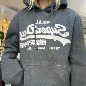 Jättecool superdry hoodie som jag köpt secondhand på sellpy. 