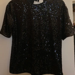 Paljett tröja stl XS - Helt ny med lappar kvar. Rymlig XS så passar även S. 