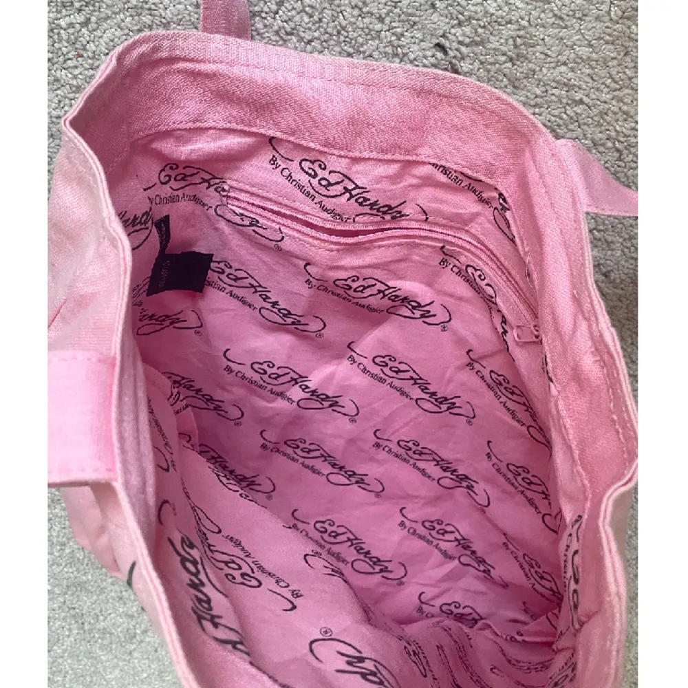 rosa tygväska/tote bag med rhinestones ifrån ed hardy. använd gärna köp nu 💗. Väskor.