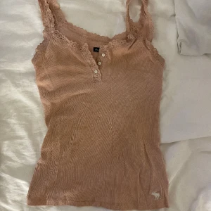 fint linne - ett fint linne med klappar och fint mönster runt bysten💓 färgen är rosa/beige💓 köptes för 450 