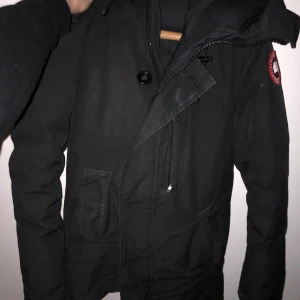 Canada Goose herrjacka - Herrmodell. Gjord för folk runt 180cm. Lite sliten men säljs för en kvartdel av inköpspriset 