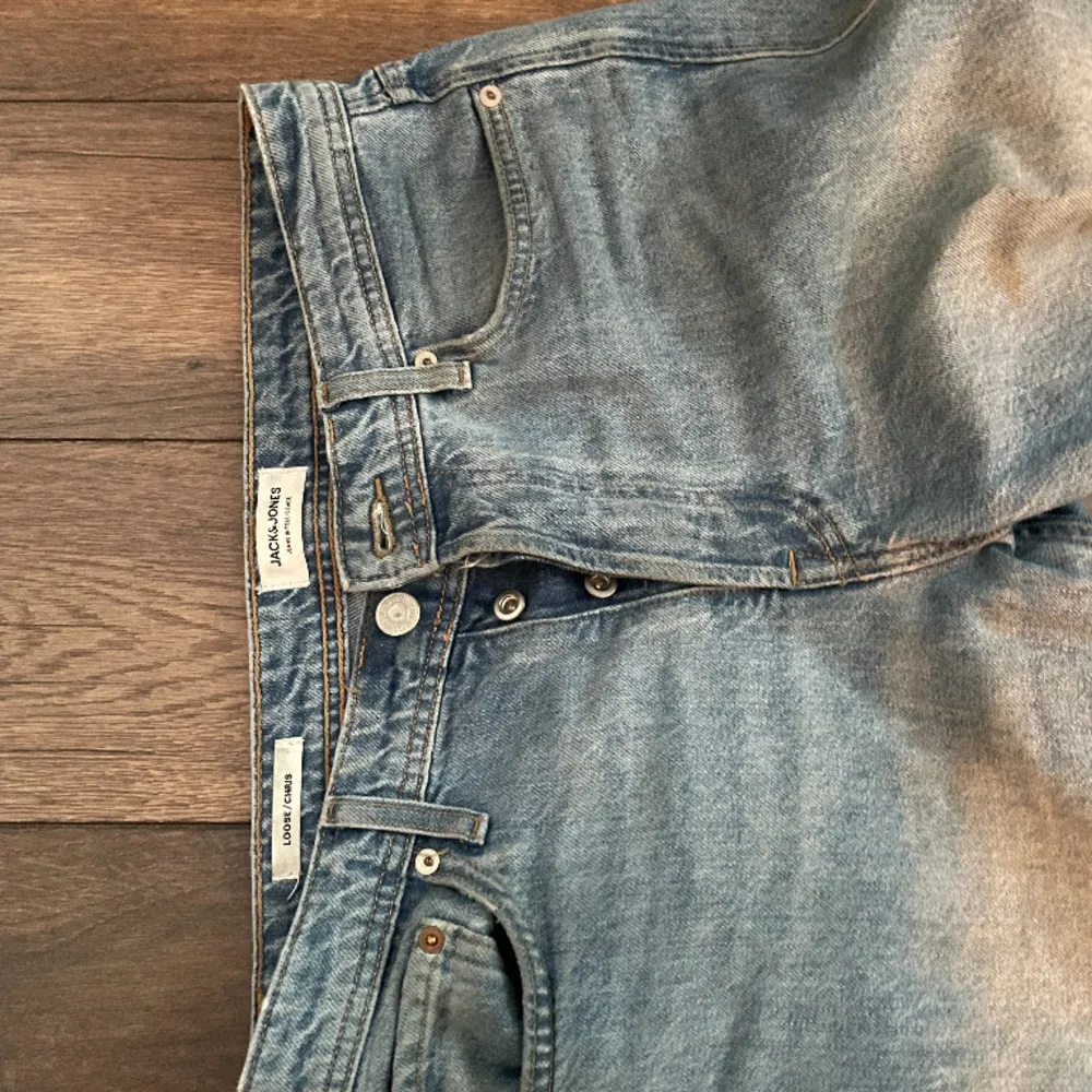 Tja! Säljer ut lite av garderoben som inte kommit till användning, dessa är jeans från Jack&Jones i en skitsnygg ljusblå färg som passar till allt. Är villig att diskutera pris och jag skickar varan inom 2 dagar. Ha det bäst // Filip. Jeans & Byxor.