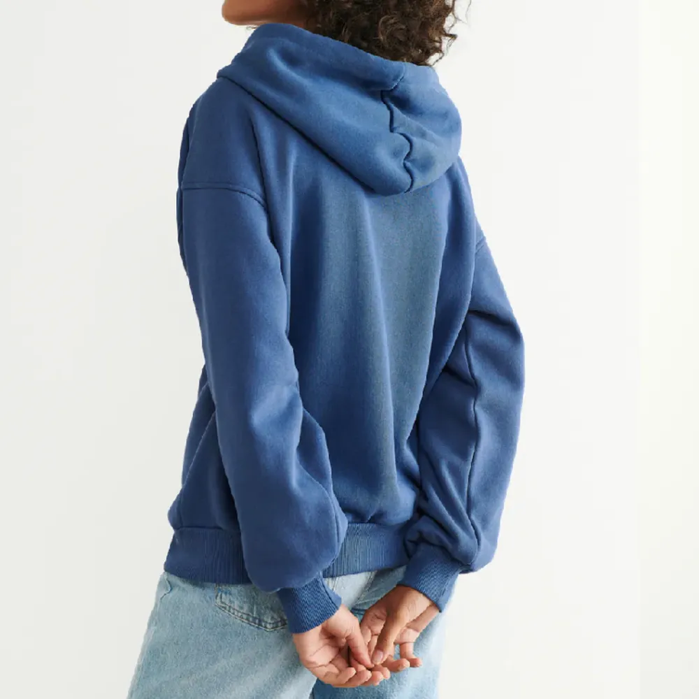 Blå ziptröja från Gina Tricot. Har lite oversize passform men xxs sitter som normal passform på mig som ofta är XS-S. Nypris 399kr. Hoodies.