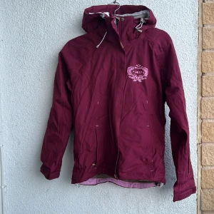 Vinröd skidjacka - Vinröd skidjacka från Sportswear of Sweden. Strl 36. Spetstygsdetaljer inuti. Superfint skick, som ny! 