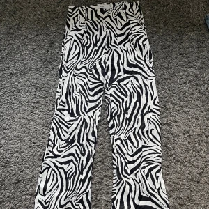 Zebrabyxor - Kostymbyxor i zebramönster från Bershka, använd en gång. Säljer pga att de inte används.