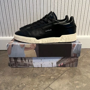 Ghōud sneakers  - Ett par riktigt fina sneakers från märket ghōud nästan helt nya köpte dom i höstas så använda fåtal gånger. Skicket är som nytt och har inga skador, st 44 och köpta på hemsidan miinto nypris ca 2300kr om du har några frågor så är det bara att skriva.
