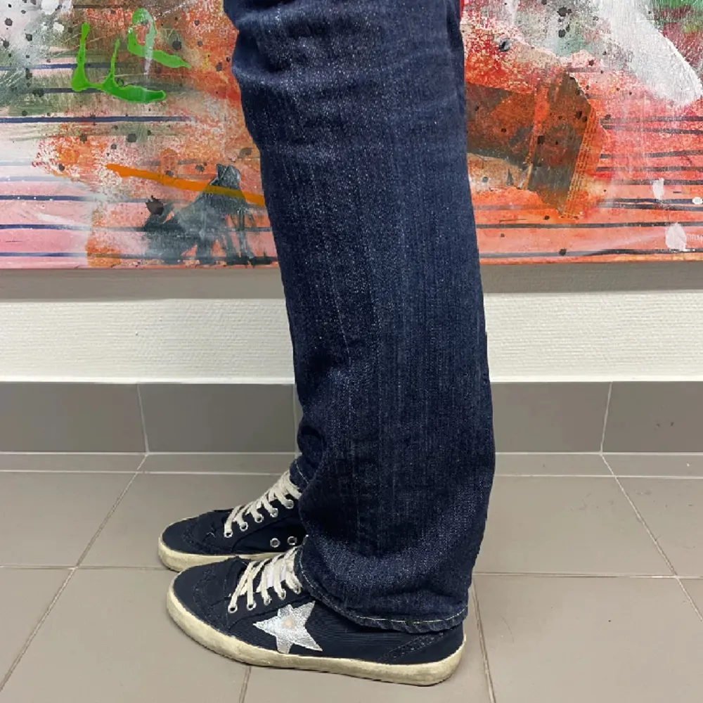 Säljer lågmidjade mörkblå jeans med motiv på fickorna. 👖Köpta här på plick men säljer vidare då de inte passa. Byxorna har inga defekter alls 😊. Midjemått är 37 rätt över men är stretchiga så passar 38. Innerbensmått är 80. 💞⭐️ (Lånade bilder) . Jeans & Byxor.