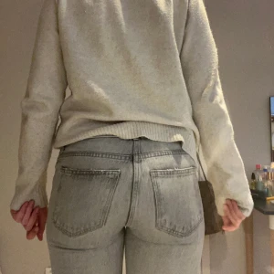 Raka lågmidjade jeans - Gina tricot jeans. Nypris 500kr. Jätte bra skick. Säljer pågrund av för liten storlek.🩷