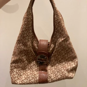 DKNY väska - Jättesnygg DKNY väska 