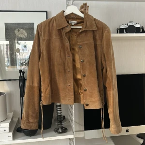 Kort mockajacka  - Mockajacka med fina detaljer  Storlek 40, snyggt oversize på mig som vanligtvis har storlek S. 