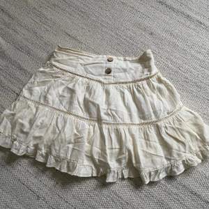 Fin kjol från zara. Färgen är vit med en gulare ton och har bruna knappar. Perfekt sommar och standkjol. Inte använd mycket. 