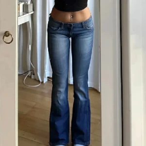 bootcut jeans - lågmidjade bootcut jeans köpta på plick som tyvärr var lite stora. midjemått 39 cm och innerbenet 79 cm💘💘