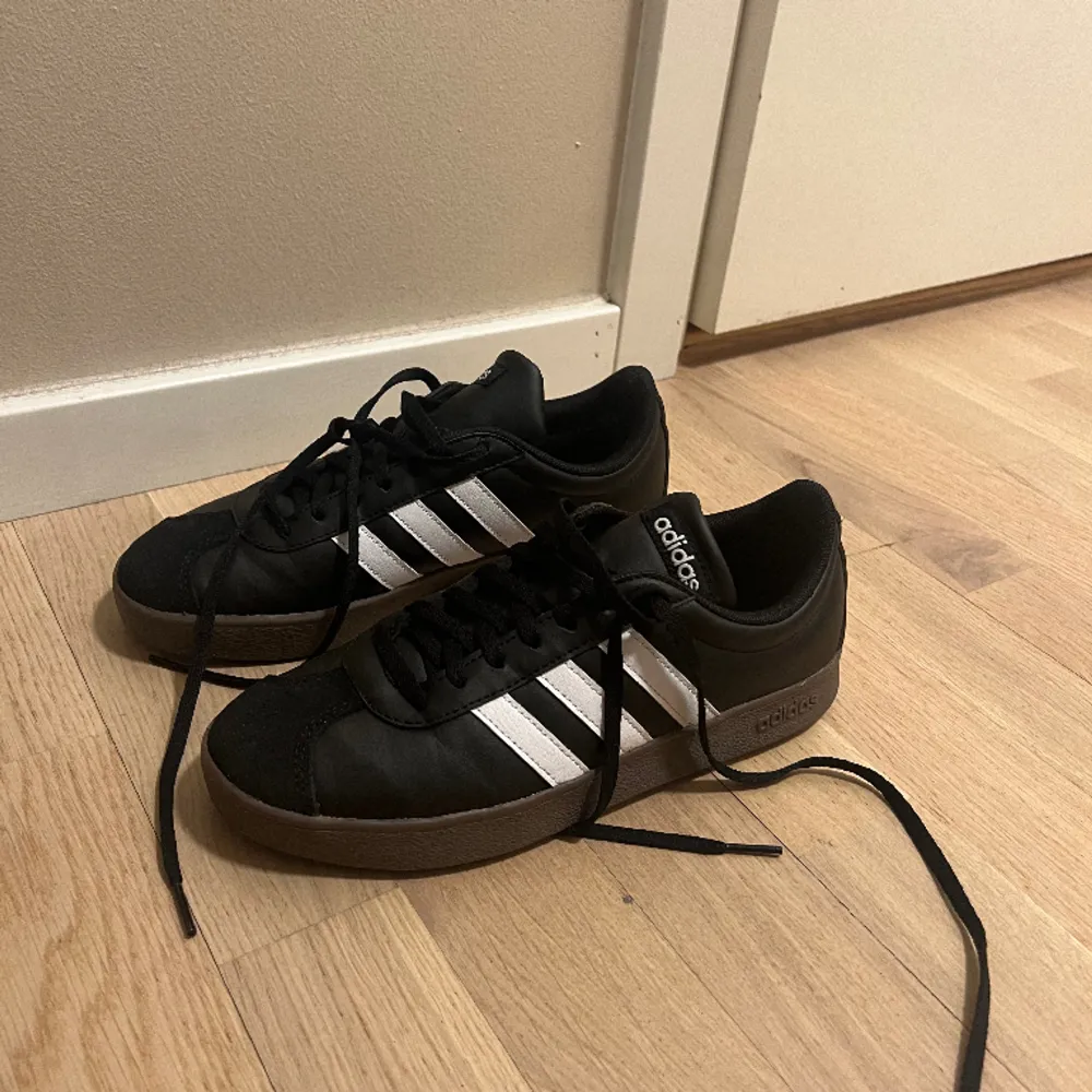 Säljer mina skor från adidas i strl 38. Använt ett fåtal gånger då de är för små, i fint skick . Skor.