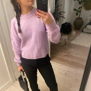 Lila stickad - Lila stickad från neo noir i storlek 40. Men passar väldigt bra som 34 också?! Kommer ej till användning längre.