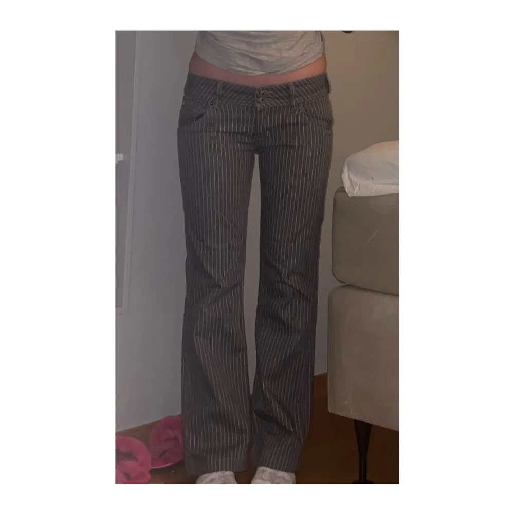 Randiga lågmidjade bootcut jeans💞de har fickor på baksidan. Så fina, jag är 164 cm för referens i bilderna. Jeans & Byxor.