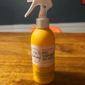 Sol de Janeiro milky leave in conditioner  - Sol de Janeiro milky leave in conditioner är i doft 62 och är nästan oanvänd, har använt 3 gånger. Köpte den för 329 kr på kicks.