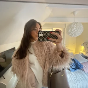 ROSA PÄLSJACKA  - Riktigt snygg jacka, paddar för dig som allt från XS-M i storlek.