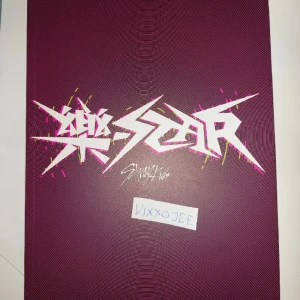 Straykids album - Rockstar limited ver straykids. Alla kommer med förutom pc och member poster. Om du vill ha pobs med måste du betala lite extra. Stan straykids‼️