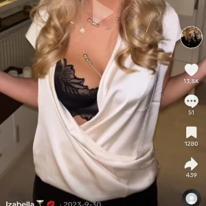 Mango omlottblus  - Säljer denna populära omlottblusen i satin från Mango. Endast använd en gång så är i nyskick!💕 (lånade bilder, skriv för fler bilder)