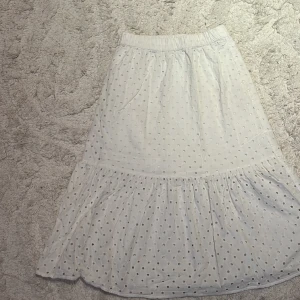 Långkjol - En vit långkjol från lindex med hål i