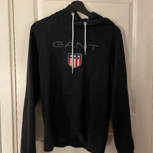 Gant hoodie - Svart Gant hoodie i bra skick!💓