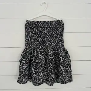 Säljer denna mönstrade kjol i storlek xs, väldigt elastisk så skulle säga passar även storlek s/m☺️superfint skick 