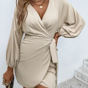 Klänning - Superfin beige klänning! Använd 2 gånger så i superfint skick. Passar perfekt till sommaren/våren