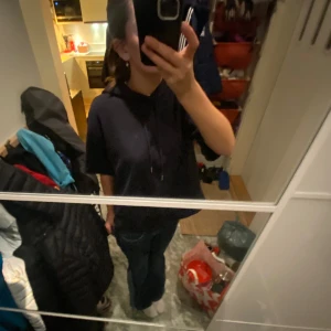 Kortärmad hoodie - Jättesnygg kortärmad hoodie som jag klippt själv! Skriv för fler bilder!🥰💕