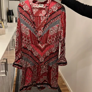 Klänning  - Söt och fin klänning med härligt mönster från Twist and tango. Använd ett fåtal gånger och är i mycket bra skick. Strl 38. 