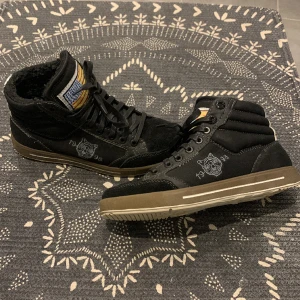 Svea skor 36 lätt fodrade mysiga sneakers högre skaft  - Superfina använda ett fåtal ggr.  Ovanliga! 