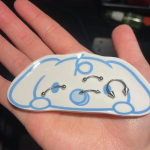 Piercingars  - Säljer en Devil Smile Devil och normal Frowney samt en Tounge weeb piercing(går dock till allt) Allt använt cirka 1-2 ggr tvättas noga med koksaltlösning och rengörs innan. Smiley för 30 resterande för 20kr/st.  Paketpris kan fixas! Frågor? Kom DM