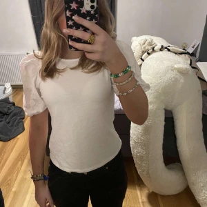 Puffärmar t-shirt - Puffärmar t-shirt från HM, kom privat för mer bilder eller eventuellt köp❤️