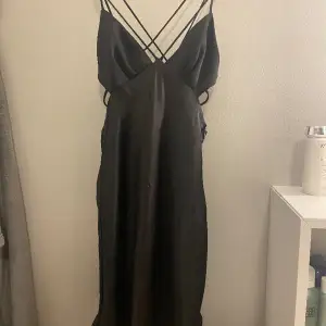 Säljer denna super snygga klänning från zara. Den har öppen rygg med knyte🌺aldrig använd 