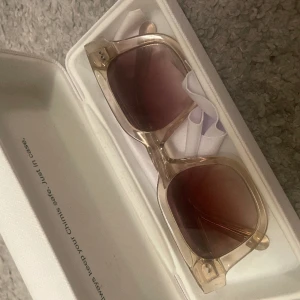 Chimi solglasögon - Chimi glasögon i modellen 04 och färgen ecru(beige). Skitsnygga glasögon som jag använt mycket med varsamt, inga repor eller andra skador. Nypris: 1250, säljer för: 800 (pris kan diskuteras)