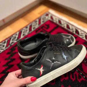 Arigato skor - Axel Arigato skor i modellen Triple B Bird sneaker i svart.  Nypris 2650kr. Använda och i begagnatskick, finns fler bilder att få om det önskas!