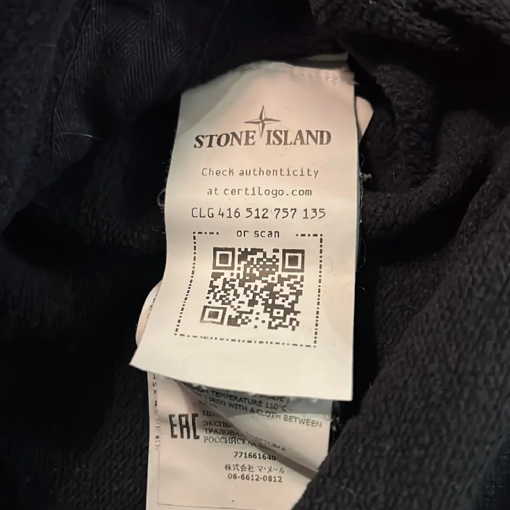 Stone island hoodie i barnstorlek, storlek UK 10 Sverige 142 ganska . Använd lite men i gott skick, sjukt snygg till våren.. Hoodies.