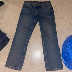 Weekday Jeans i modellen ”arrow”. Lågmidjade i storlek 28/30.  Waist: 28 Längd: 39 Mått; Innerben: 72cm Waist: 49cm (liggandes)
