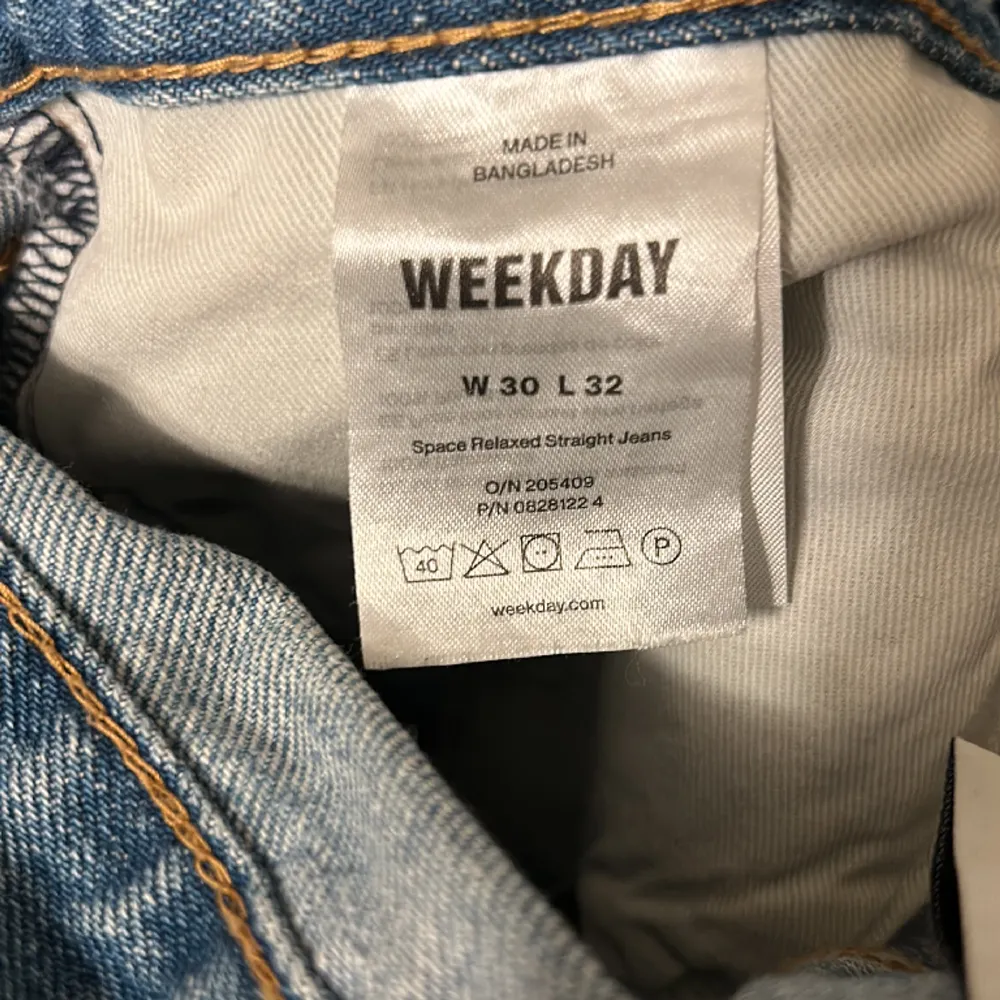 Snygga jeans från weekday i en relaxed passform Skick: 7/10, en minimal missfärgning på ett av benen men märks inte alls.. Jeans & Byxor.