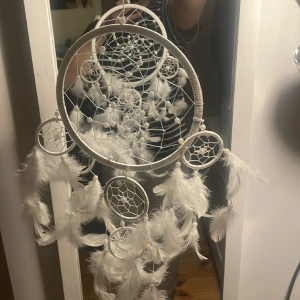 Vit drömfångare  - Simpel och sjukt fint, medium/stor storlek, superfin att ha hängandes i sitt rum! Varit uppsat men inga större skador (fjädrarna lite ksk men inget stort) Frågor? Kom DM! 