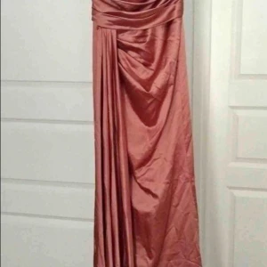 Festklänning  - Behöver bara strykas annars som helt ny då den användes bara under en festkväll. Ordinarie pris 2000. 