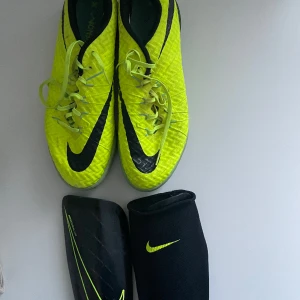 Fotbollsserie - Säljer super snygga fotbollsskor i stl. 41-42 med benskydd och dess tillbehör. Originalpriset: 4000kr