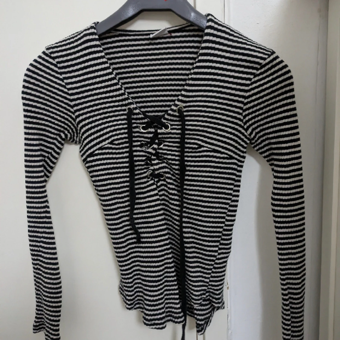 Svartvit tröja men snörning