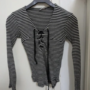 Svartvit tröja men snörning - Svartvit tröja men snörning från Gina Tricot i storlek Xs Pris 99