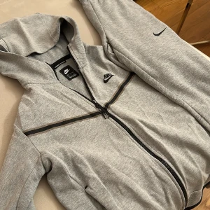 Nike tech fleece - Den är använd men väldigt ren, liten skada på ryggen vilket knappast syns.