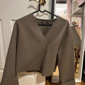 Stich jacket Gina tricot - Säljer denna stitch/blanket jacket från Gina tricot. Brun/beige. Superfin stel Medium men passar även mindre! 💖