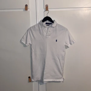 Polo Ralph Lauren pike - Snygg Polo Ralph Lauren pike! Köpt på NK i Göteborg. Kvitto, tags och påse medkommer vid köp! Inga skador, fläckar eller något fel. Tveka inte att höra av er och ställa några frågor