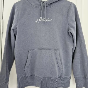 Hollister hoodie - Hoodie från hollister i superfin färg💓 mycket bra skick, inga defekter! Använd gärna köp nu!